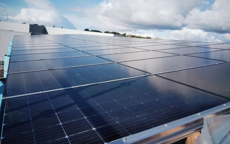 Installation de panneaux solaires sur un bâtiment industriel par Placier Energie