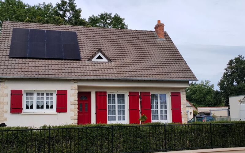 Panneaux solaires sur toit de maison d'habitation - Placier Energie
