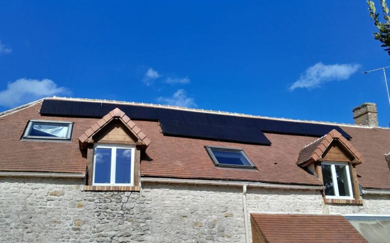 Panneaux solaires sur le toit d'une maison avec Placier Energie