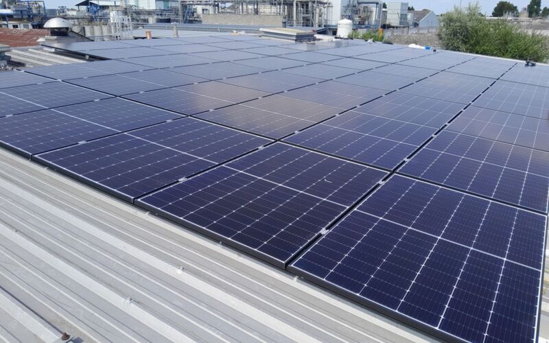 Panneaux solaires sur un bâtiment - Placier Energie