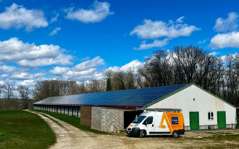 installation de panneaux photovoltaïques sur un bâtiment agricole - Placier Energie