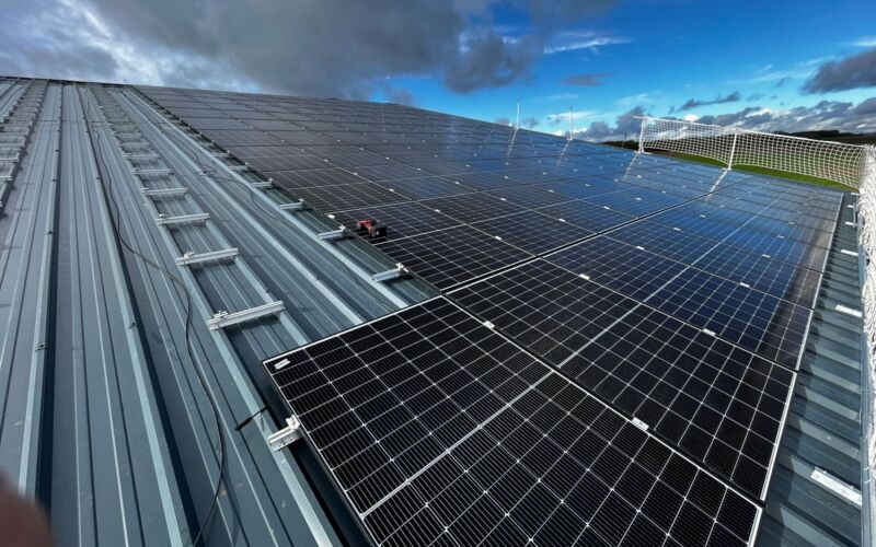 Panneaux photovoltaïques sur le toit d'un bâtiment professionnel - Placier Energie