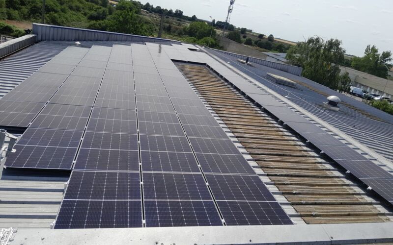 Panneaux solaires sur le toit d'un bâtiment professionnel - Placier Energie