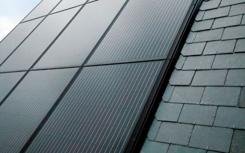 Panneaux solaires sur le toit d'une maison d'habitation - Placier Energie