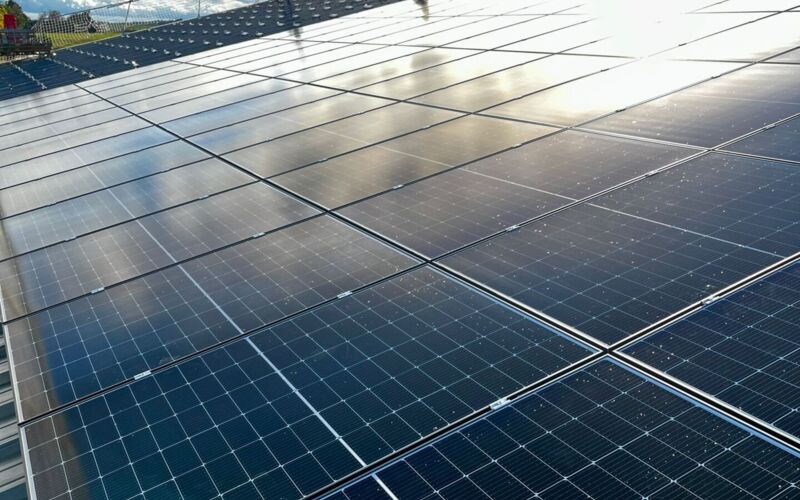 Installation de panneaux solaires bâtiment professionnel - Placier Energie