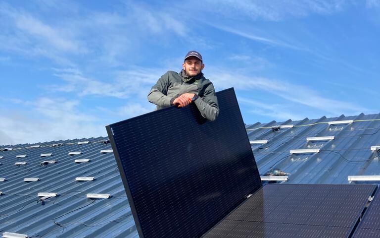 Installation panneaux solaires bâtiment industriel par Placier Energie