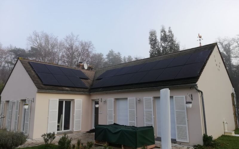 toit maison avec panneaux solaires - Placier Energie