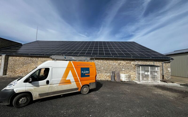 pose de panneaux solaires sur un bâtiment agricole - Placier Energie